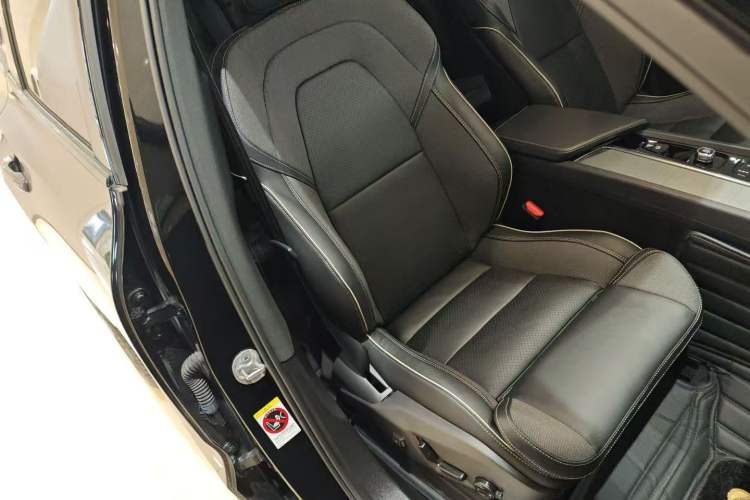 Used Volvo XC60 New Energy 2024 T8 Plug-in Hybrid Long-Range All-Wheel Drive Zhiyuan Polar Night Edition Right Front Seat