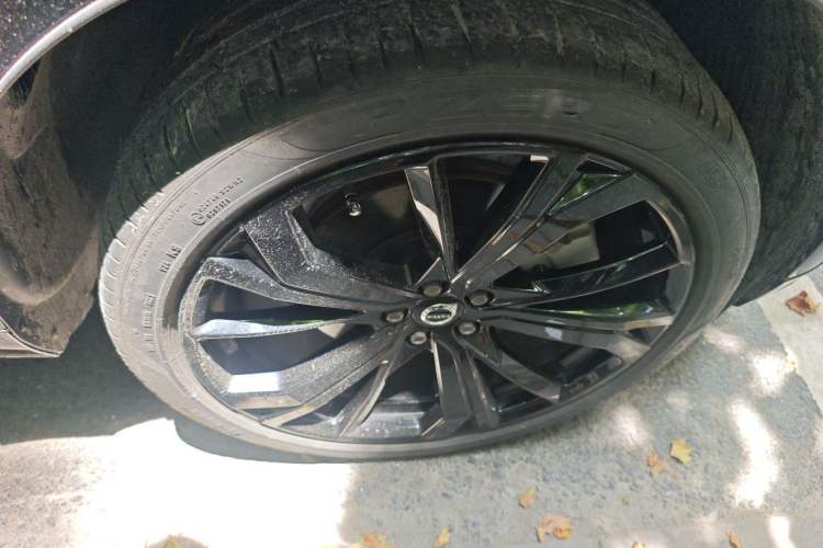 Used Volvo XC60 New Energy 2024 T8 Plug-in Hybrid Long-Range All-Wheel Drive Zhiyuan Polar Night Edition Right Front Wheel Hub