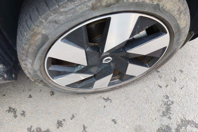 Used Volvo XC60 New Energy 2024 T8 Plug-in Hybrid Long-Range All-Wheel Drive Smart Luxury Edition Right Front Wheel Hub