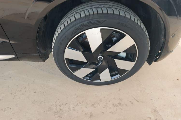 Used Volvo XC60 New Energy 2024 T8 Plug-in Hybrid Long-Range All-Wheel Drive Smart Luxury Edition Right Front Wheel Hub