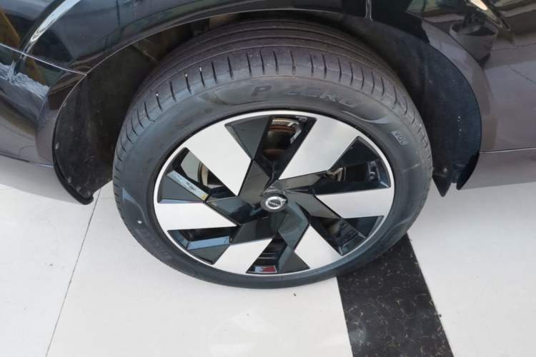 Used Volvo XC60 New Energy 2024 T8 Plug-in Hybrid Long-Range All-Wheel Drive Smart Luxury Edition Right Rear Wheel Hub