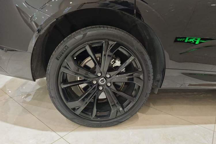 Used Volvo XC60 New Energy 2024 T8 Plug-in Hybrid Long-Range All-Wheel Drive Zhiyuan Polar Night Edition Right Rear Wheel Hub