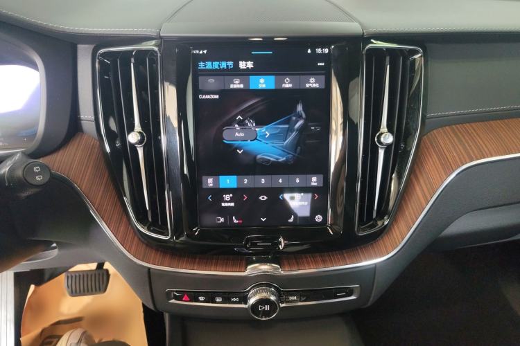 Used Volvo XC60 New Energy 2024 T8 Plug-in Hybrid Long-Range All-Wheel Drive Smart Luxury Edition Audio And AC Panel