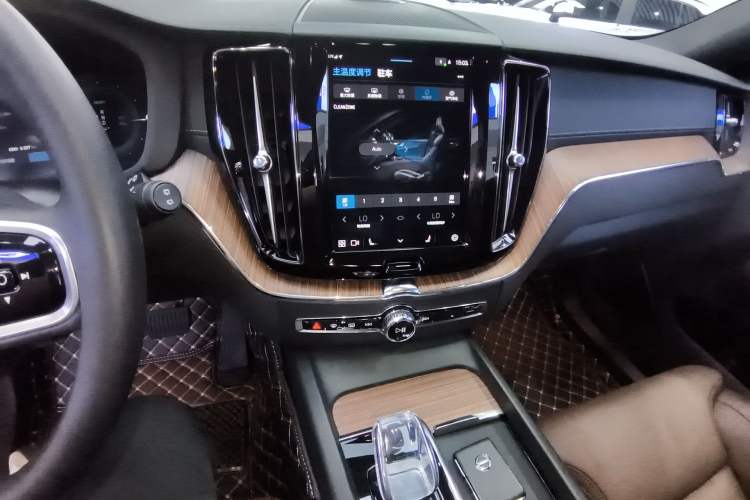 Used Volvo XC60 New Energy 2024 T8 Plug-in Hybrid Long-Range All-Wheel Drive Smart Luxury Edition Audio And AC Panel