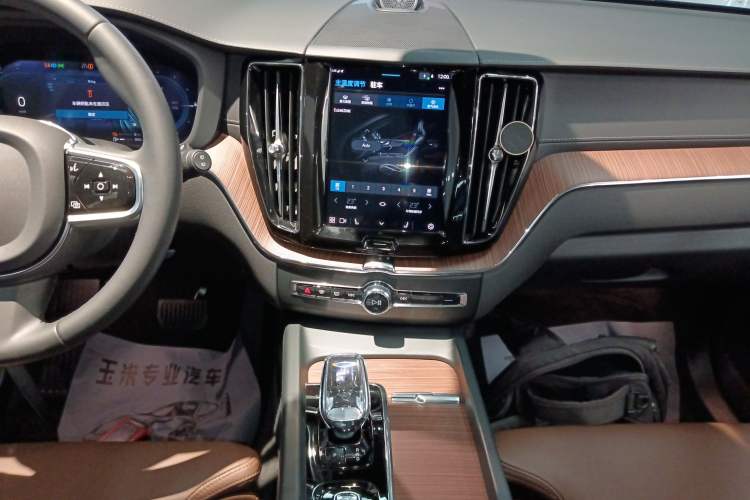 Used Volvo XC60 New Energy 2024 T8 Plug-in Hybrid Long-Range All-Wheel Drive Smart Luxury Edition Audio And AC Panel