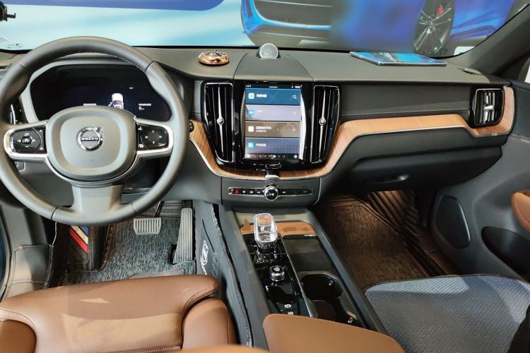 Used Volvo XC60 New Energy 2024 T8 Plug-in Hybrid Long-Range All-Wheel Drive Smart Luxury Edition Center Console