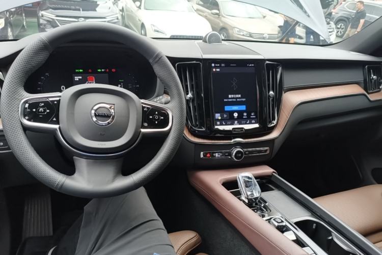 Used Volvo XC60 New Energy 2024 T8 Plug-in Hybrid Long-Range All-Wheel Drive Smart Luxury Edition Center Console