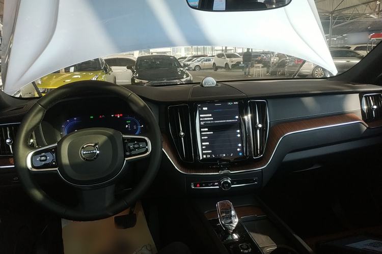 Used Volvo XC60 New Energy 2024 T8 Plug-in Hybrid Long-Range All-Wheel Drive Smart Luxury Edition Center Console