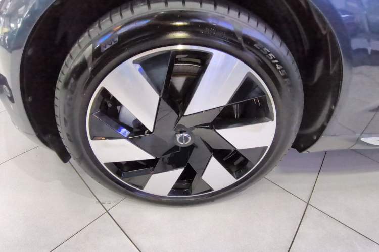 Used Volvo XC60 New Energy 2024 T8 Plug-in Hybrid Long-Range All-Wheel Drive Smart Luxury Edition Exterior 4