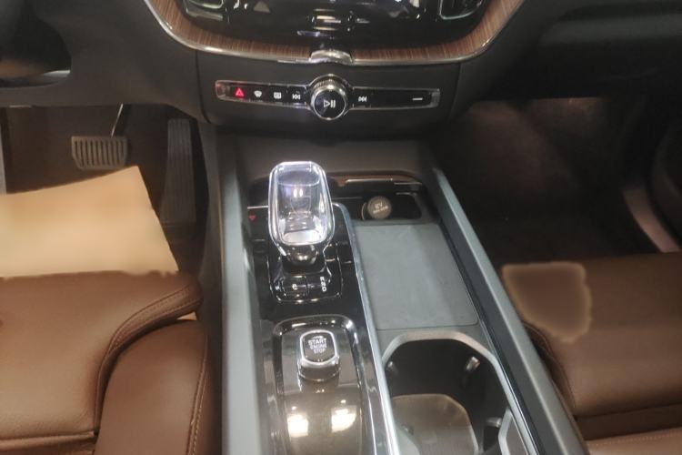 Used Volvo XC60 New Energy 2024 T8 Plug-in Hybrid Long-Range All-Wheel Drive Smart Luxury Edition Gear Lever