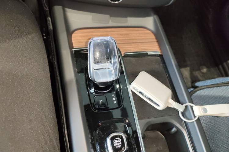 Used Volvo XC60 New Energy 2024 T8 Plug-in Hybrid Long-Range All-Wheel Drive Smart Luxury Edition Gear Lever