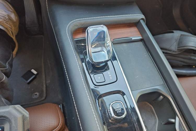 Used Volvo XC60 New Energy 2024 T8 Plug-in Hybrid Long-Range All-Wheel Drive Smart Luxury Edition Gear Lever