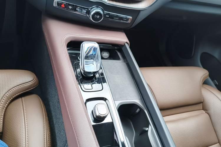 Used Volvo XC60 New Energy 2024 T8 Plug-in Hybrid Long-Range All-Wheel Drive Smart Luxury Edition Gear Lever