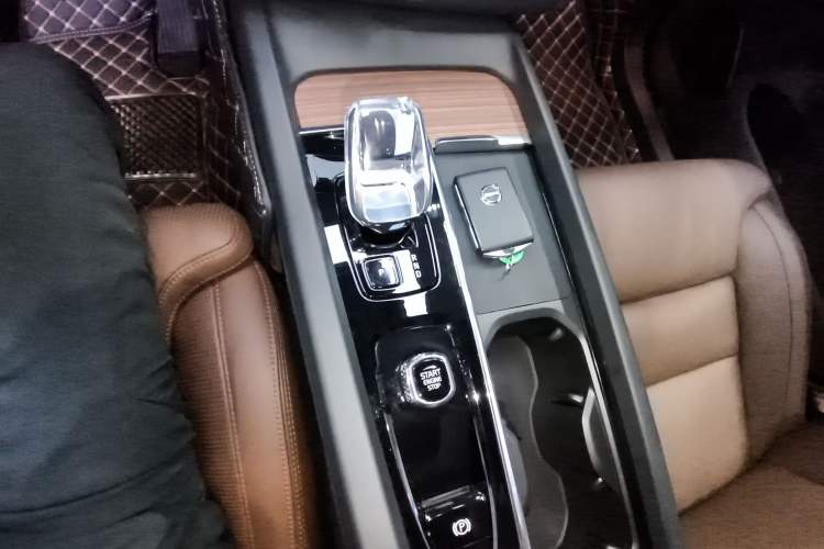 Used Volvo XC60 New Energy 2024 T8 Plug-in Hybrid Long-Range All-Wheel Drive Smart Luxury Edition Gear Lever