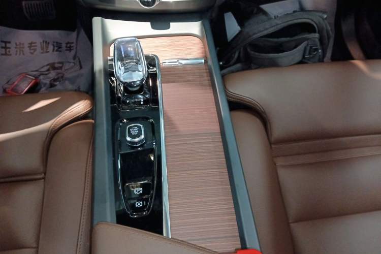 Used Volvo XC60 New Energy 2024 T8 Plug-in Hybrid Long-Range All-Wheel Drive Smart Luxury Edition Gear Lever