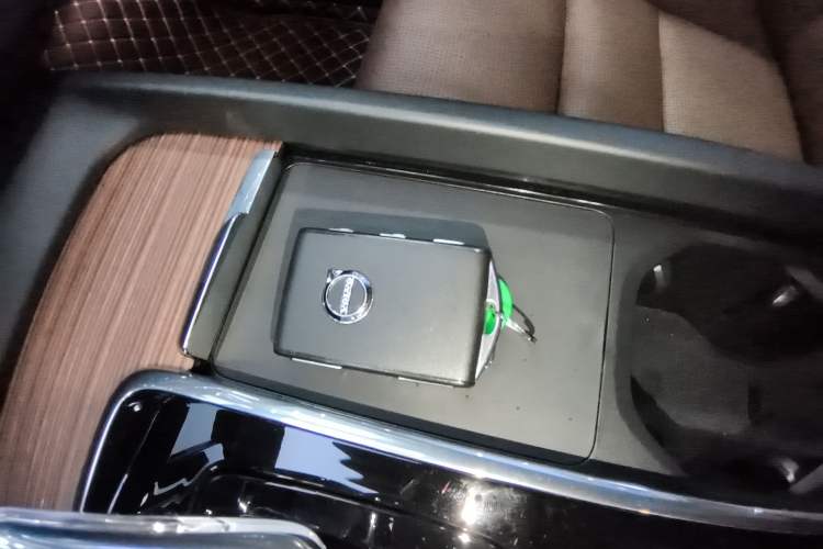 Used Volvo XC60 New Energy 2024 T8 Plug-in Hybrid Long-Range All-Wheel Drive Smart Luxury Edition Interior 1