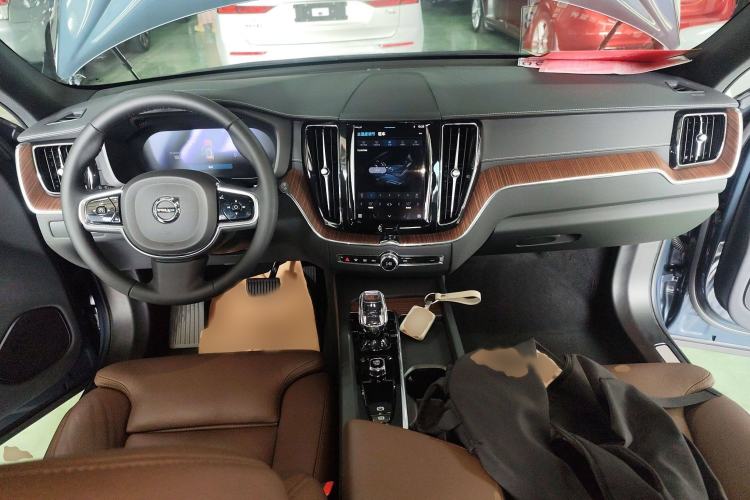 Used Volvo XC60 New Energy 2024 T8 Plug-in Hybrid Long-Range All-Wheel Drive Smart Luxury Edition Interior 2