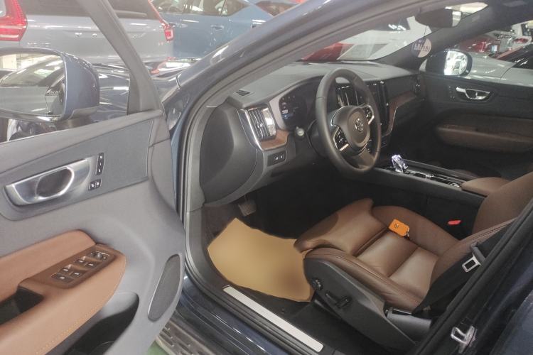 Used Volvo XC60 New Energy 2024 T8 Plug-in Hybrid Long-Range All-Wheel Drive Smart Luxury Edition Interior 3