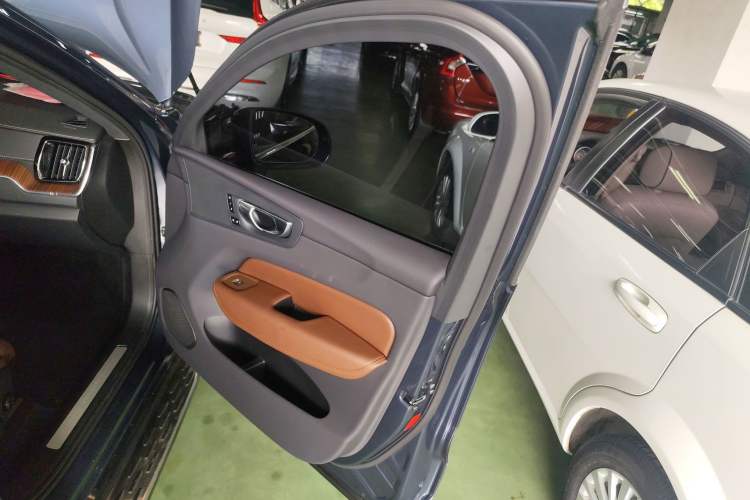 Used Volvo XC60 New Energy 2024 T8 Plug-in Hybrid Long-Range All-Wheel Drive Smart Luxury Edition Interior 5