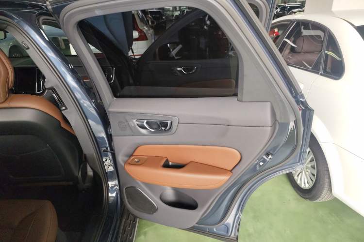 Used Volvo XC60 New Energy 2024 T8 Plug-in Hybrid Long-Range All-Wheel Drive Smart Luxury Edition Interior 6