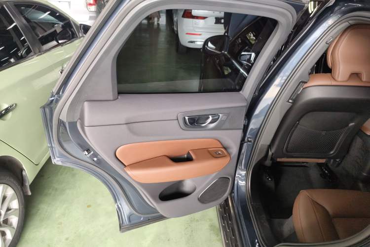 Used Volvo XC60 New Energy 2024 T8 Plug-in Hybrid Long-Range All-Wheel Drive Smart Luxury Edition Interior 8