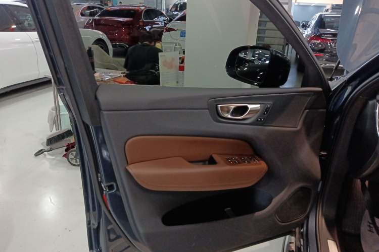 Used Volvo XC60 New Energy 2024 T8 Plug-in Hybrid Long-Range All-Wheel Drive Smart Luxury Edition Left Front Door Interior