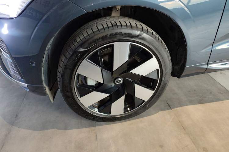 Used Volvo XC60 New Energy 2024 T8 Plug-in Hybrid Long-Range All-Wheel Drive Smart Luxury Edition Left Front Wheel Hub