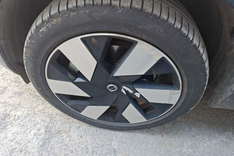 Used Volvo XC60 New Energy 2024 T8 Plug-in Hybrid Long-Range All-Wheel Drive Smart Luxury Edition Left Front Wheel Hub