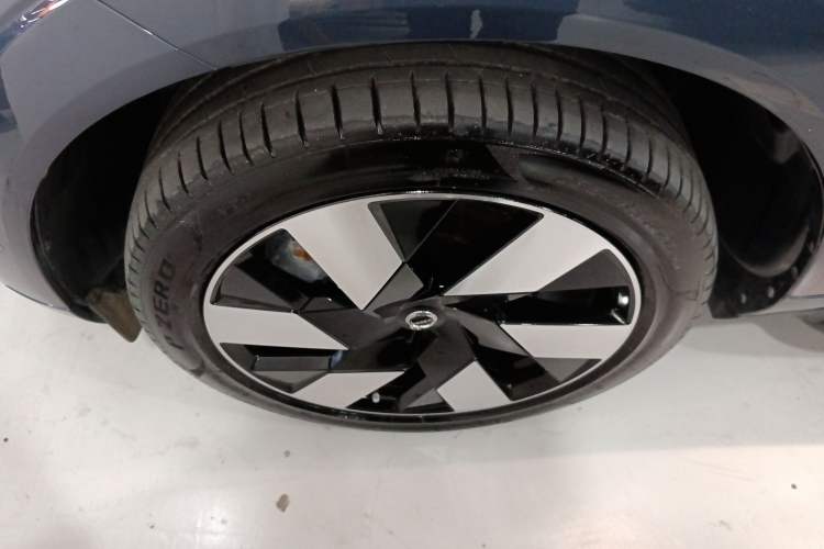 Used Volvo XC60 New Energy 2024 T8 Plug-in Hybrid Long-Range All-Wheel Drive Smart Luxury Edition Left Front Wheel Hub