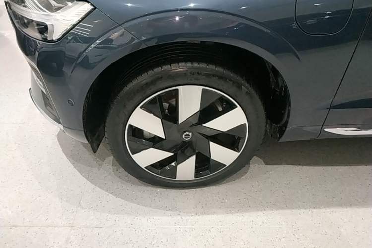 Used Volvo XC60 New Energy 2024 T8 Plug-in Hybrid Long-Range All-Wheel Drive Smart Luxury Edition Left Front Wheel Hub