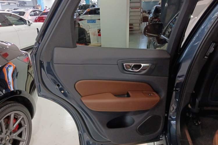 Used Volvo XC60 New Energy 2024 T8 Plug-in Hybrid Long-Range All-Wheel Drive Smart Luxury Edition Left Rear Door Interior