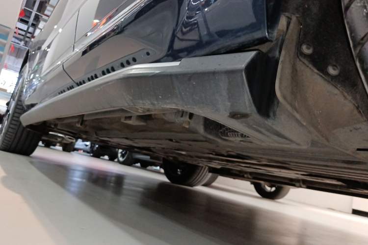 Used Volvo XC60 New Energy 2024 T8 Plug-in Hybrid Long-Range All-Wheel Drive Smart Luxury Edition Left Side Sill