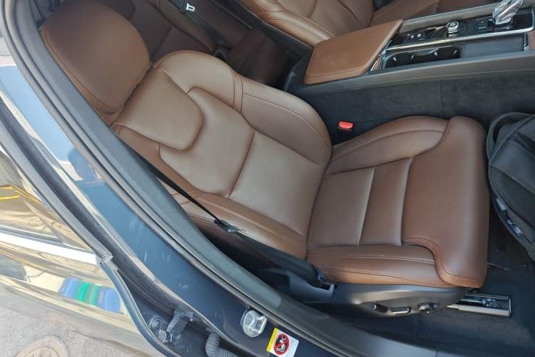 Used Volvo XC60 New Energy 2024 T8 Plug-in Hybrid Long-Range All-Wheel Drive Smart Luxury Edition Right Front Seat