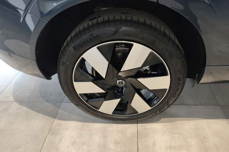 Used Volvo XC60 New Energy 2024 T8 Plug-in Hybrid Long-Range All-Wheel Drive Smart Luxury Edition Right Rear Wheel Hub