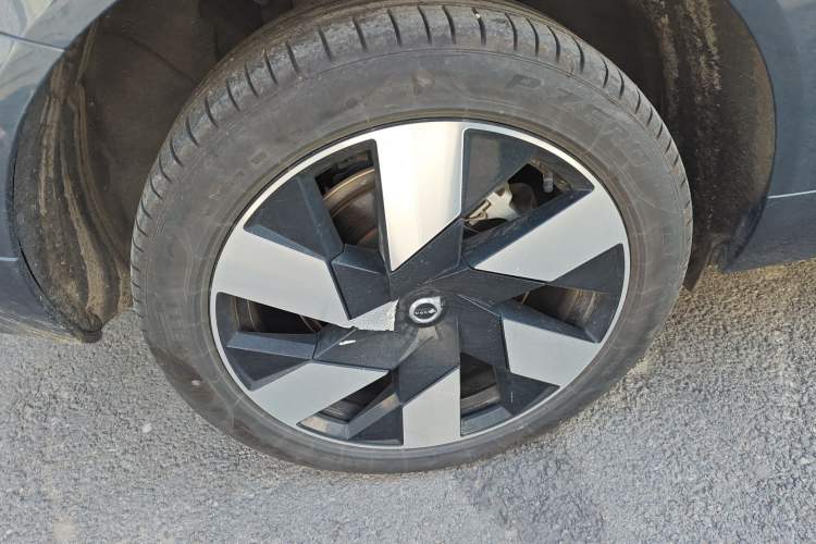 Used Volvo XC60 New Energy 2024 T8 Plug-in Hybrid Long-Range All-Wheel Drive Smart Luxury Edition Right Rear Wheel Hub