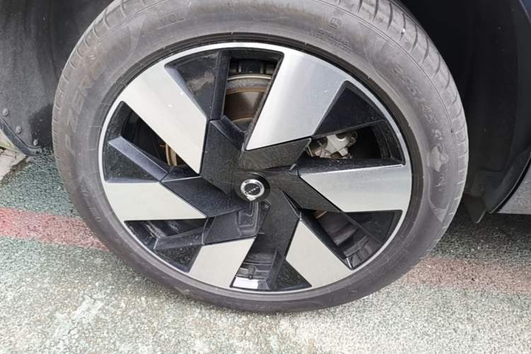 Used Volvo XC60 New Energy 2024 T8 Plug-in Hybrid Long-Range All-Wheel Drive Smart Luxury Edition Right Rear Wheel Hub