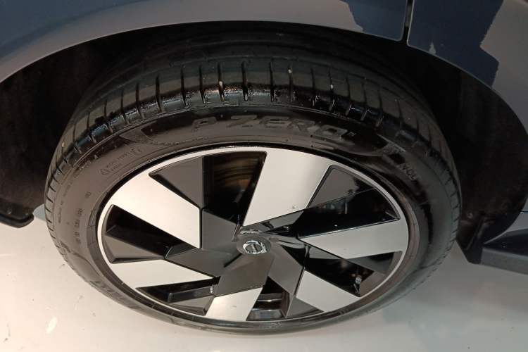 Used Volvo XC60 New Energy 2024 T8 Plug-in Hybrid Long-Range All-Wheel Drive Smart Luxury Edition Right Rear Wheel Hub