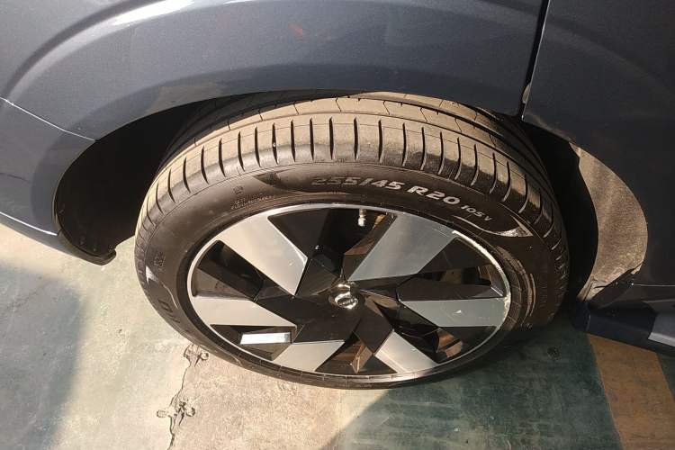 Used Volvo XC60 New Energy 2024 T8 Plug-in Hybrid Long-Range All-Wheel Drive Smart Luxury Edition Right Rear Wheel Hub