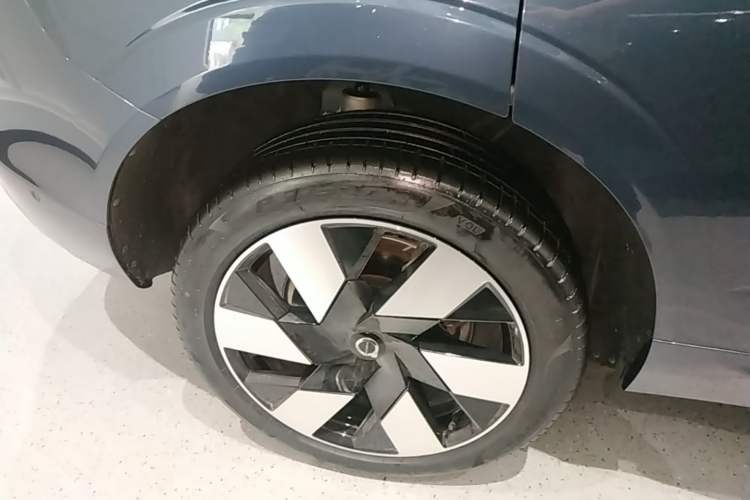 Used Volvo XC60 New Energy 2024 T8 Plug-in Hybrid Long-Range All-Wheel Drive Smart Luxury Edition Right Rear Wheel Hub