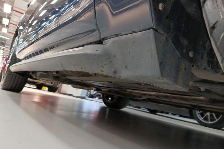 Used Volvo XC60 New Energy 2024 T8 Plug-in Hybrid Long-Range All-Wheel Drive Smart Luxury Edition Right Side Sill