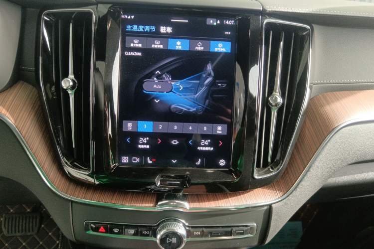 Used Volvo XC60 New Energy 2024 T8 Plug-in Hybrid Long-Range All-Wheel Drive Smart Luxury Edition Audio And AC Panel