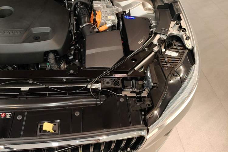 Used Volvo XC60 New Energy 2024 T8 Plug-in Hybrid Long-Range All-Wheel Drive Smart Luxury Edition Engine Bay Left