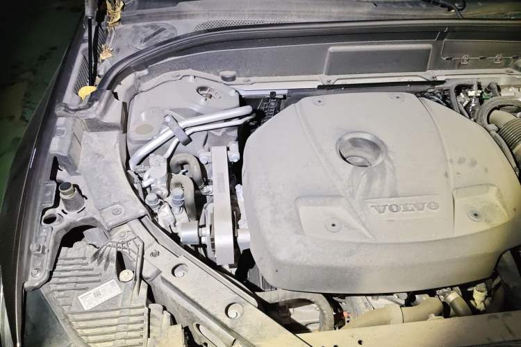 Used Volvo XC60 New Energy 2024 T8 Plug-in Hybrid Long-Range All-Wheel Drive Smart Luxury Edition Engine Bay Right