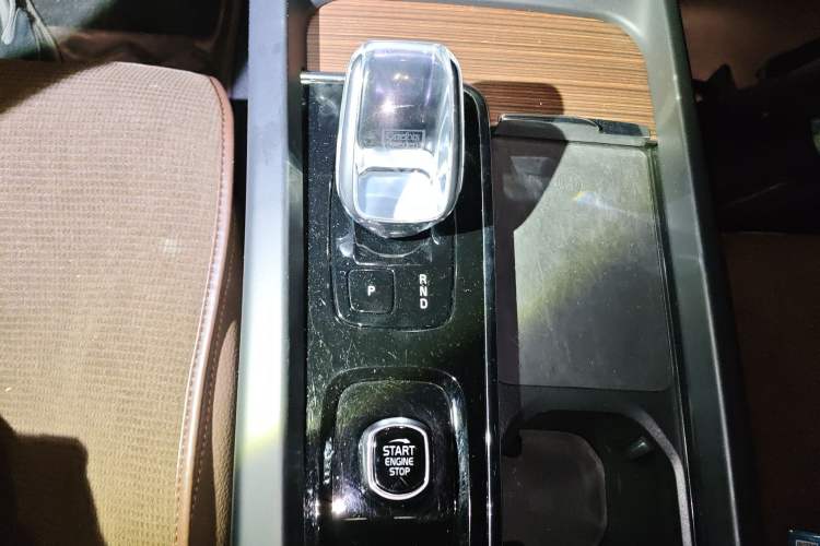 Used Volvo XC60 New Energy 2024 T8 Plug-in Hybrid Long-Range All-Wheel Drive Smart Luxury Edition Gear Lever