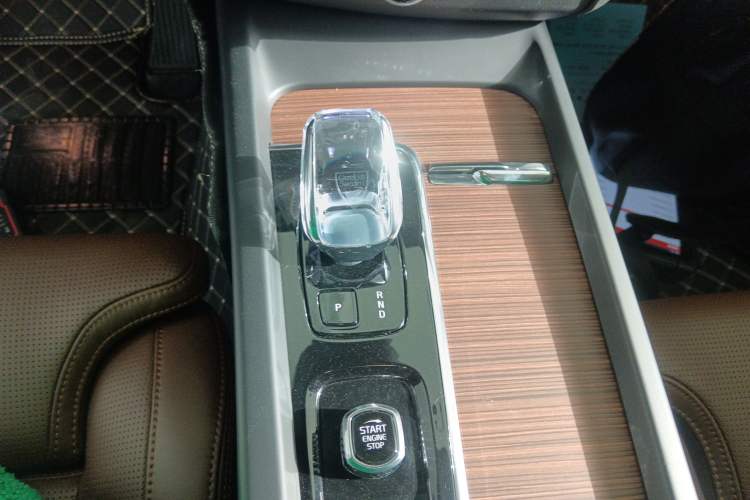 Used Volvo XC60 New Energy 2024 T8 Plug-in Hybrid Long-Range All-Wheel Drive Smart Luxury Edition Gear Lever