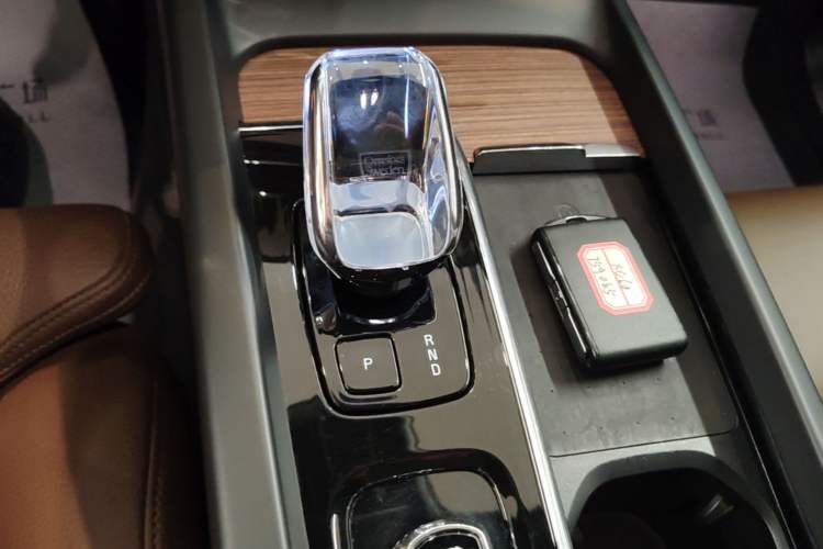Used Volvo XC60 New Energy 2024 T8 Plug-in Hybrid Long-Range All-Wheel Drive Smart Luxury Edition Gear Lever