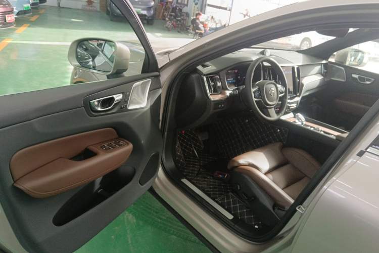 Used Volvo XC60 New Energy 2024 T8 Plug-in Hybrid Long-Range All-Wheel Drive Smart Luxury Edition Interior 3