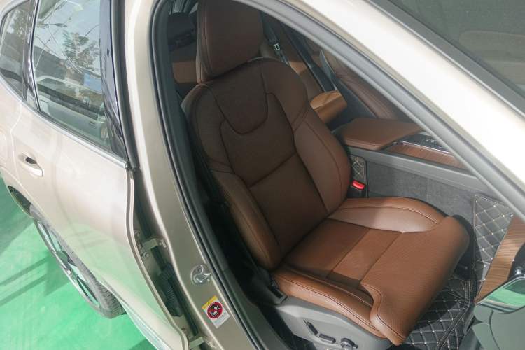 Used Volvo XC60 New Energy 2024 T8 Plug-in Hybrid Long-Range All-Wheel Drive Smart Luxury Edition Right Front Seat