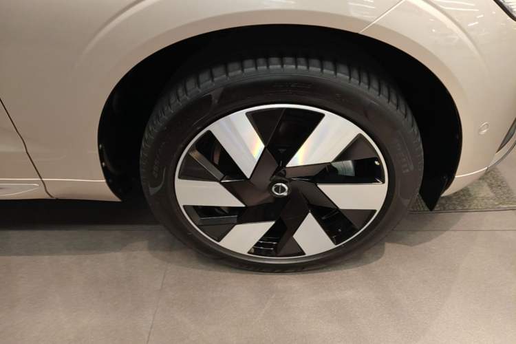 Used Volvo XC60 New Energy 2024 T8 Plug-in Hybrid Long-Range All-Wheel Drive Smart Luxury Edition Right Front Wheel Hub