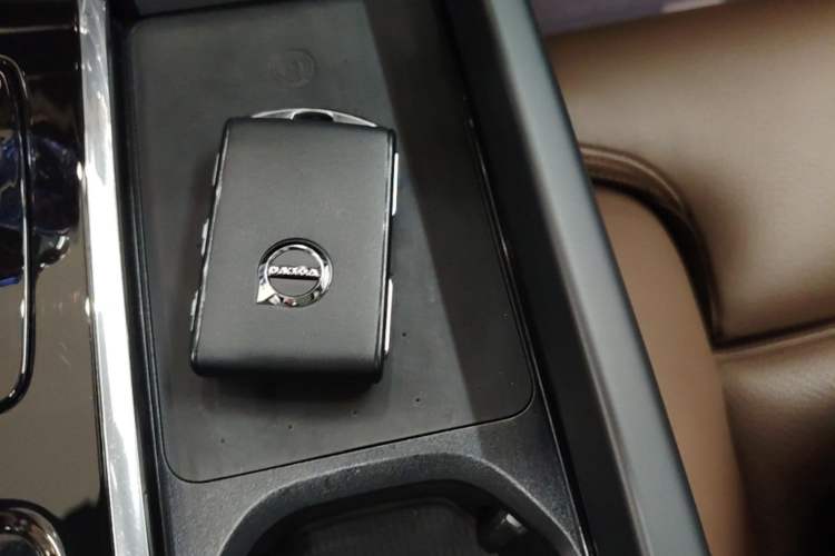 Used Volvo XC60 New Energy 2024 T8 Plug-in Hybrid Long-Range All-Wheel Drive Smart Luxury Edition Vehicle Key